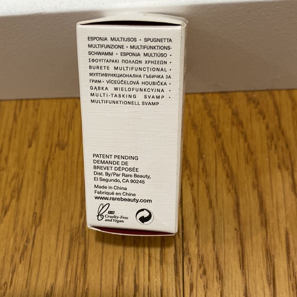 Rare Beauty Liquid touch multi tasking make up sponge - Picture 2 of 4